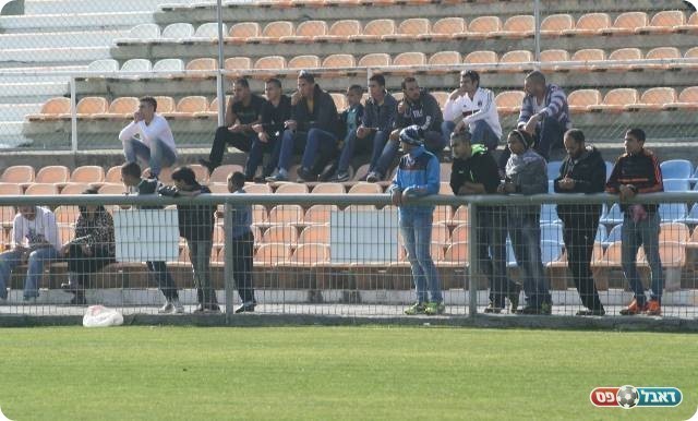 סדר מופתי. אוהדי עראמשה דנון (צילום: מיכה פישנזון)