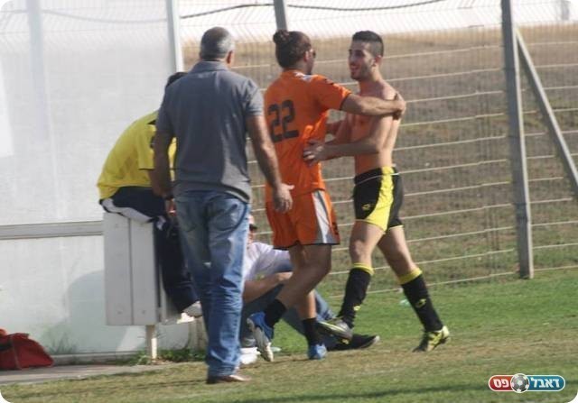 צהוב מיותר. שמואלי חוגג את השער (צילום: מיכאל פישנזון)