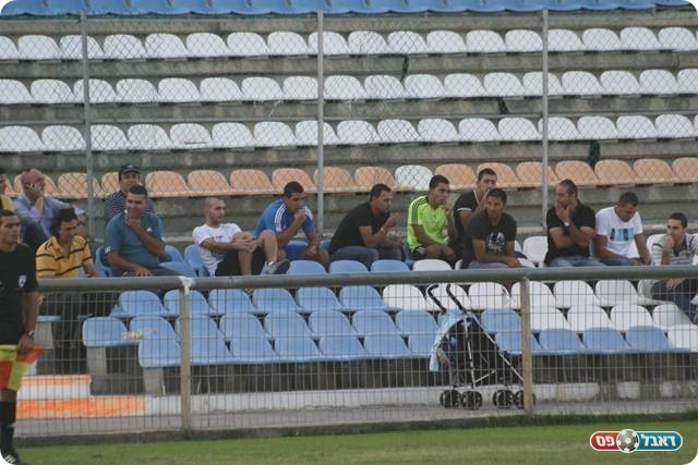 חמישה שבועות לא יראו כדורגל. אוהדי נהריה (צילום: מיכאל פישנזון)