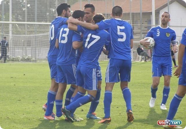 יתרון בדקה קריטית. האורחים חוגגים (צילום: מיכאל פישנזון)