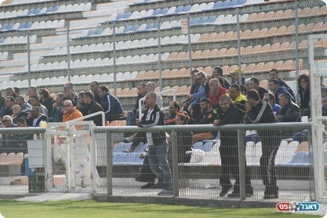 מה יהיה? אוהדי נהריה המתוסכלים (צילום: מיכאל פישנזון)