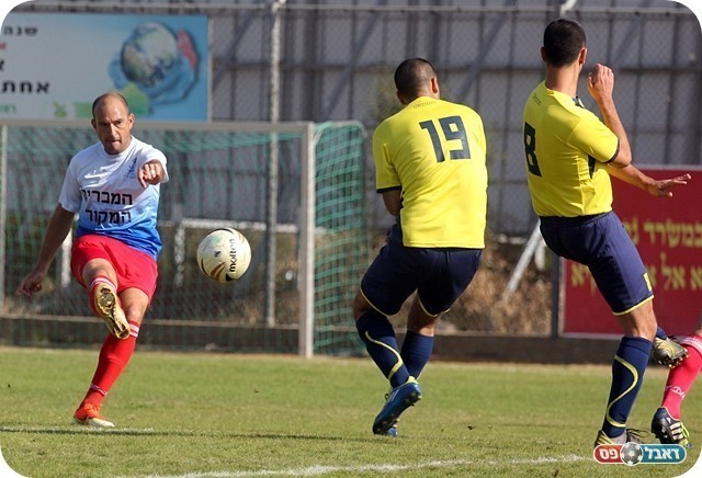 "זקנים" התעייפו. בכר מפגיז (צילום: לירן דורף)