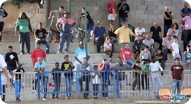 אווירה ביתית. אוהדי רהט (צילום: לירן דורף)