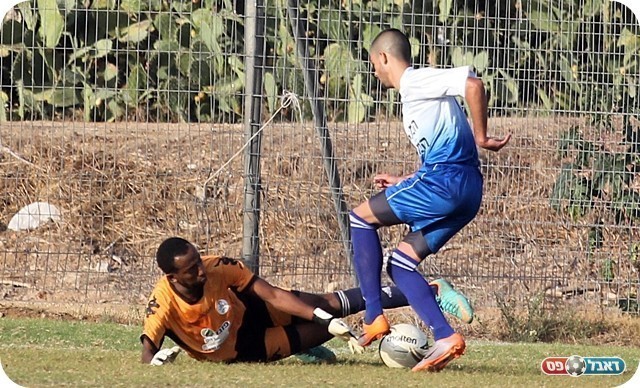 פנדל מוצדק. לקאו מכשיל את אוחנה (צילום: לירן דורף)