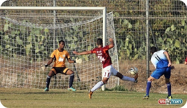 שער המשחק. אוחנה בועט (צילום: לירן דורף)