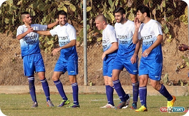 מקום שלישי. שחקני נחלת חוגגים (צילום: לירן דורף)