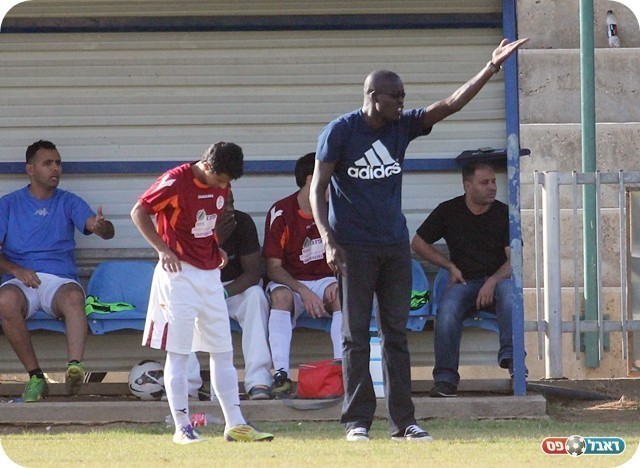 הפועל רהט אורבת מאחור. ואחיד אלסנע (צילום: לירן דורף)