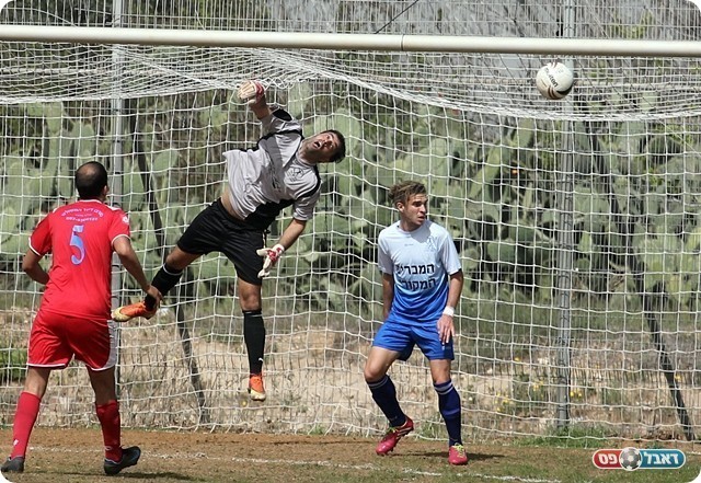 קאופמן מרחף, הציל את נחלת מספיגות נוספות (צילום: לירן דורף)
