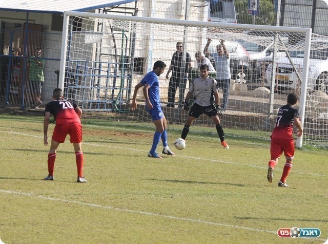 ההחמצה של המשחק. זכריה מול קאופמן (צילום: פזי שינדלר)