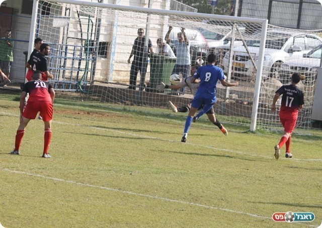 ובועט לגופו (צילום: פזי שינדלר)