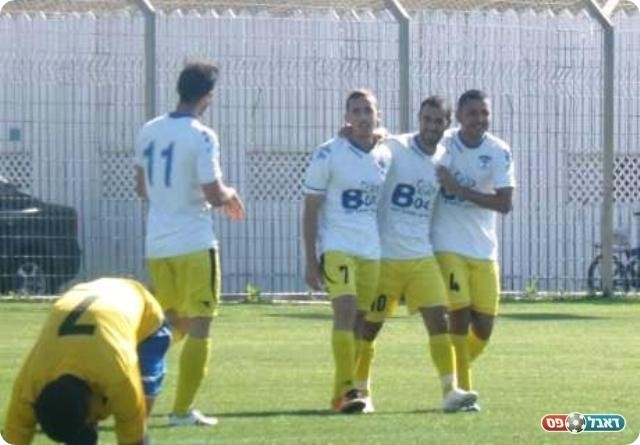 לא עשו חשבון. שחקני נהריה חוגגים (צילום: אבי פפיס)