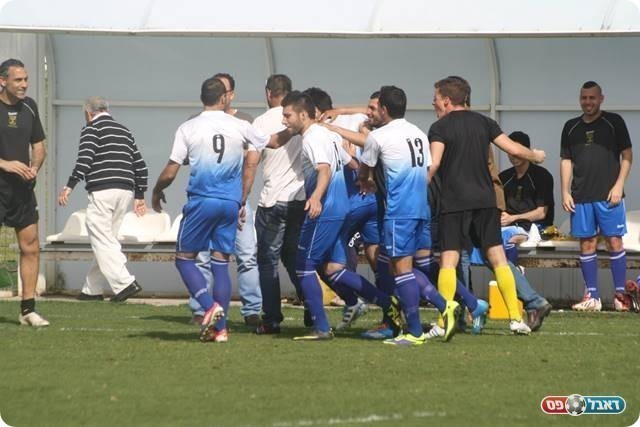 פתיחה קטלנית. חוגגים את השני של אלגרישי (צילום: מיכה פישנזון)