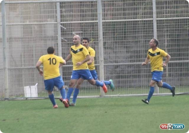 נהריה חזרה למשחק. חוגגים עם שמיץ (צילום: מיכה פישנזון)