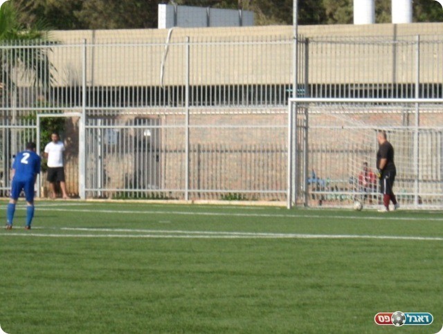 שער גדול. שמלי מוציא את הראשון מהרשת (צילום: אלי שמולאי)