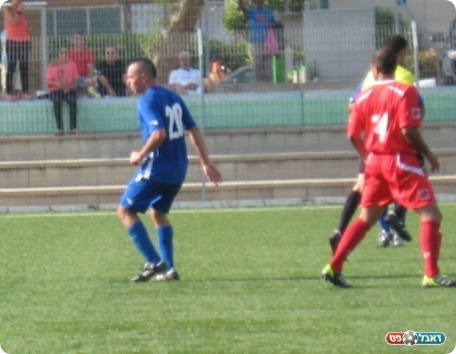 השער סוף סוף הגיע. אגיסטון שומר על סבח (צילום: אלי שמואלי) 