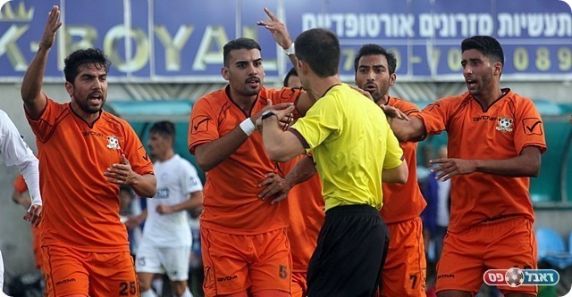 שחקני נס ציונה באים בטענות לנגיעת יד, השער נפסל בצדק (לירן דורף)