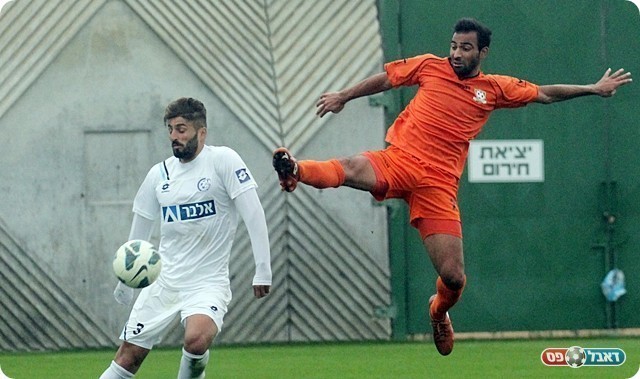 תמיר פור מרחף מול איצרין, נס ציונה ממש לא על הגובה (לירן דורף)