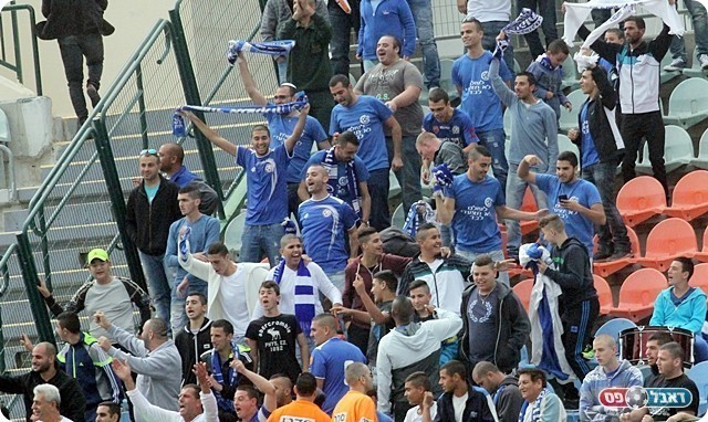 אוהדי אשקלון חוגגים עוד נצחון (לירן דורף)