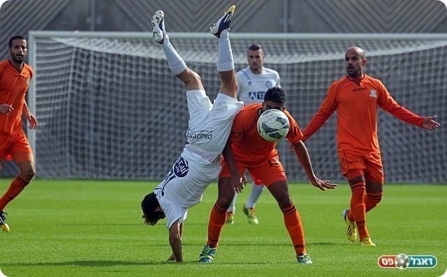 אדלשטיין מדגים לעידו שרון מגוון תנוחות (לירן דורף)