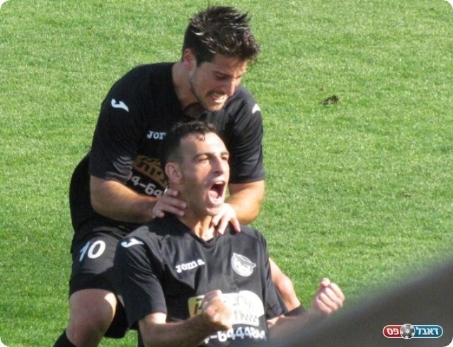 בדקה הכי קריטית של המשחק. חוגגים את היתרון (צילום: חג'ג' רחאל)