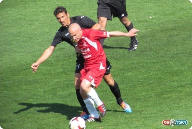 שינוי מערך. וקשטיין (באדום) מול קיקו כהן (צילום: חג'ג' רחאל)