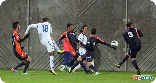 רגע משמעותי ראשון. קרגולה בועט ליד של גומברג (צילום: לירן דורף)