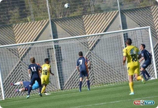 נס ציונה לא ויתרה. רוזנקוביץ' הודף (צילום: ולדי מויסייב)