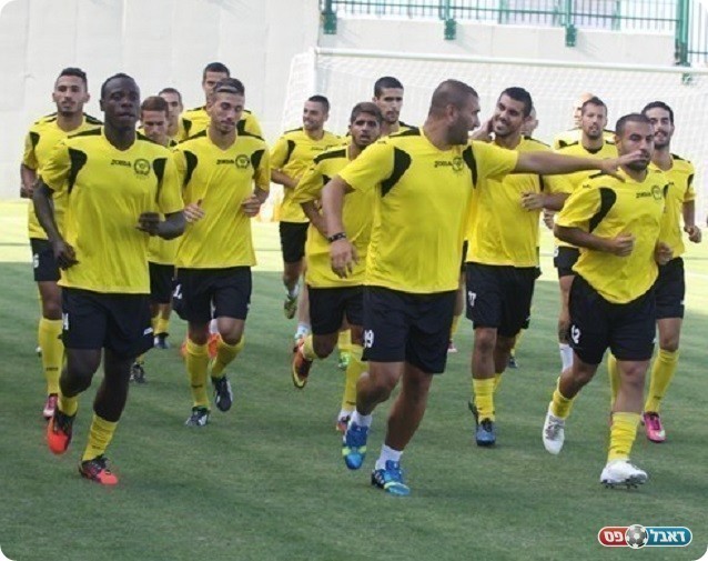 בחירה מעולה. לוי (במרכז)