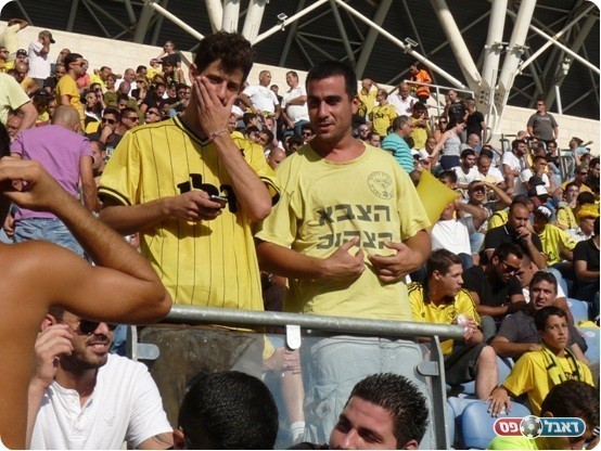 מרוצים, איך לא? אוהדי נתניה (צילום: אלי שמואלי)