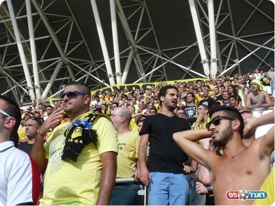 בגלל הכמות. היציע המפוצץ של נתניה (צילום: אלי שמואלי)