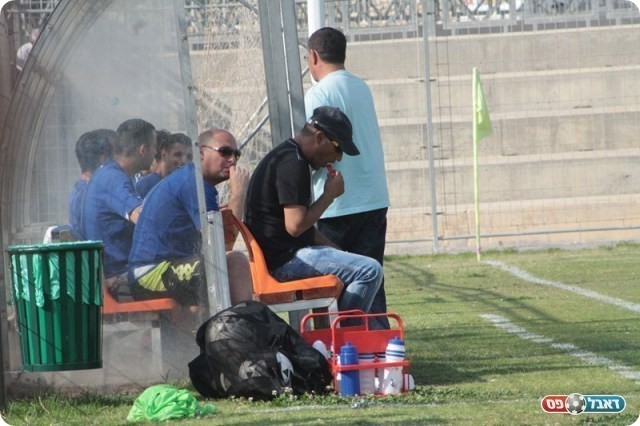 פינק את הספסל. וקנין מחלק שלגונים (צילום: שי מוגילבסקי)