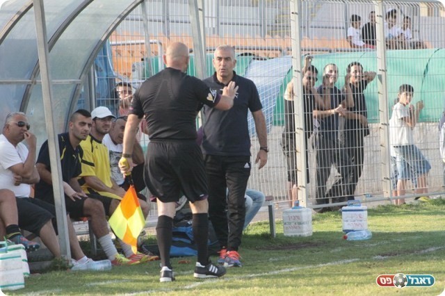 לא עזרו המחאות. בכר מתלונן בפני בניטה (צילום: שי מוגילבסקי)