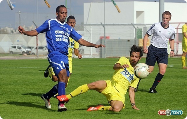 עוז אריאל מתקל את שלומי טפרה (לירן דורף)