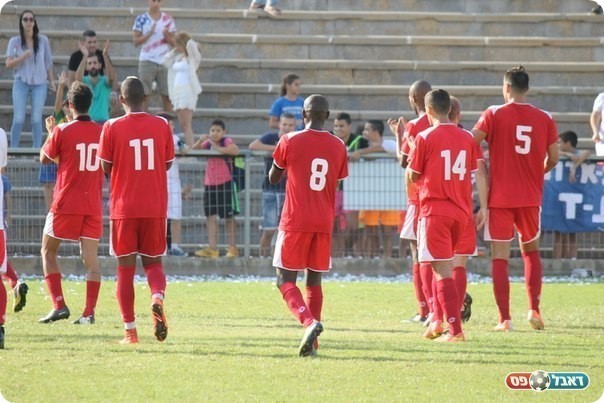 טמניהו (מספר 8) לוקח את השחקנים להודות לקהל שהגיע (אנטולי רובינסקי)