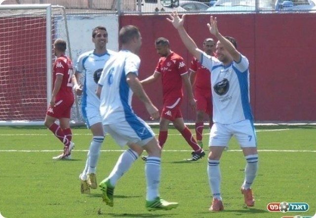 עדיין משחק עם תשוקה. עופרי (מימין. אלי שמואלי)