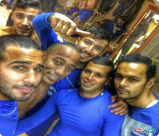 שחקני אולגה חוגגים בסיום הנצחון