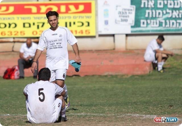 תוגת המפסידים. שוואהנה (עומד) ובללי (קובי רוזן)