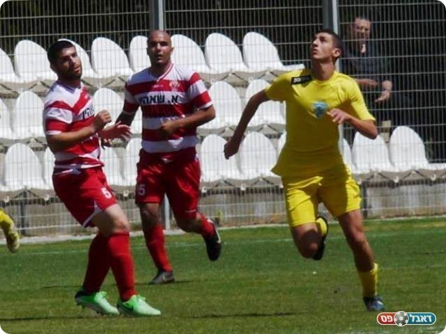 שער מצמק. בניטה (בצהוב) מול סאלח סרסור ועבדאללה עאמר (אלי שמואלי)