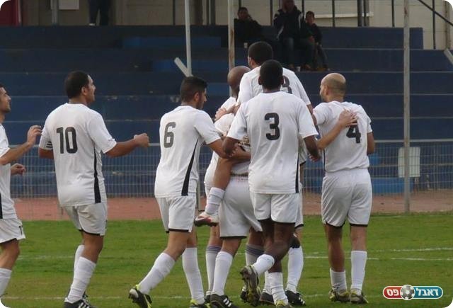 וחוגגים (צילום: אלי שמואלי) 