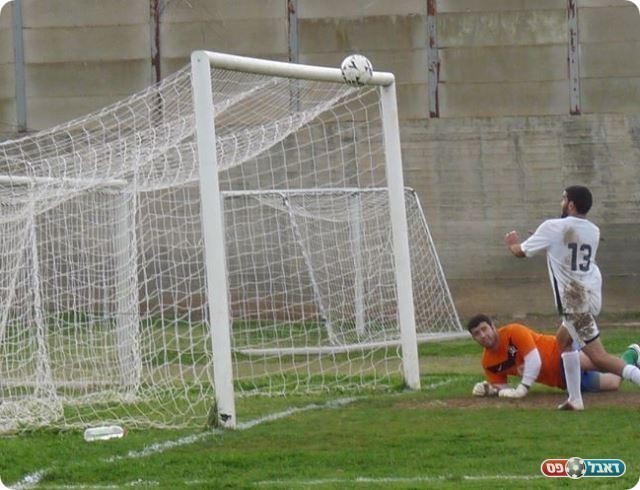 הסכר נפרץ. יוגב רחמים בדרך לשער (צילום: אלי שמואלי) 