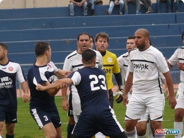 נשמך כשבדיר מנסה לתקוף את עמי יעל (צילום: אלי שמואלי) 