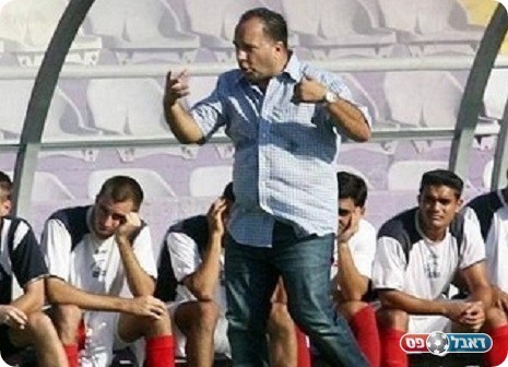 צרחות רמות בחדר ההלבשה בהפסקה. איציק עובדיה