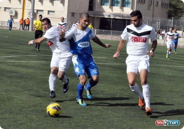 מעל הליגה. פלס (בכחול. צילום: אורי גבאי)