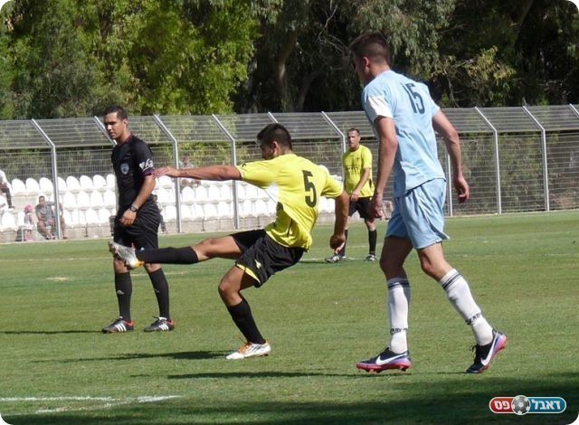 פ"ת נכנסה למשחק. שוורץ בועט (אלי שמואלי)