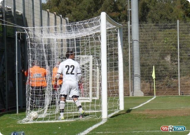 שוויון דרמטי. בקר מוציא את הכדור מהרשת (אלי שמואלי)