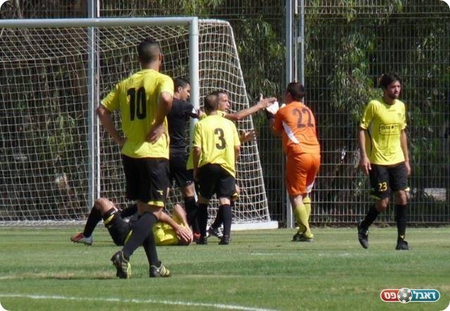 פנדל מוצדק. שחקני פ"ת מנסים להתווכח (אלי שמואלי)