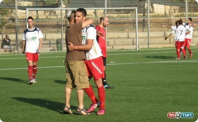 ניצחון חלק. חוגגים בסיום (צילום: אלי שמואלי)