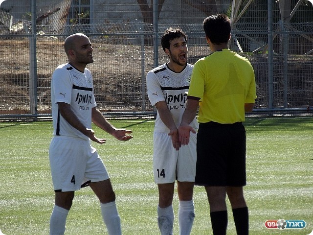 רגע של מחלוקת. שחקני אור יהודה טוענים ליד (צילום: אייל אורן)