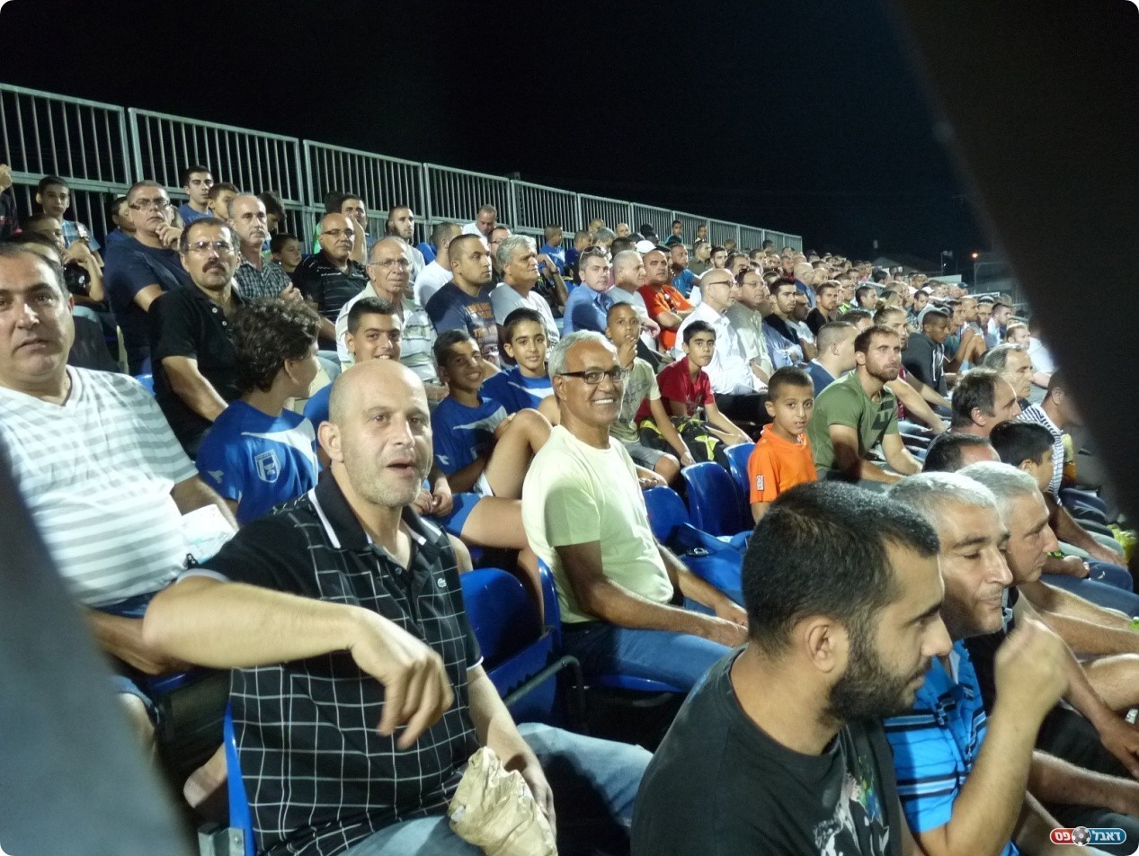 שכחו לעודד. אוהדי רמלה (צילום: אלי שמואלי)