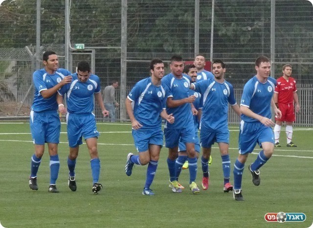 יתרון מהמם. שחקני ר"ג חוגגים את הראשון (צילום: אלי שמואלי)